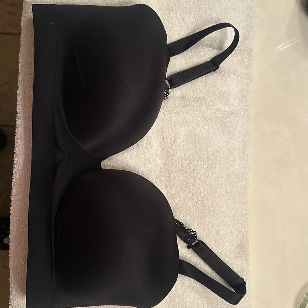 Soma, black, wireless J hook Satin bra. New without the tags. Size 40D